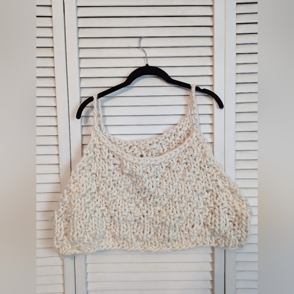 Hand knit crop top - Picture 4 of 10